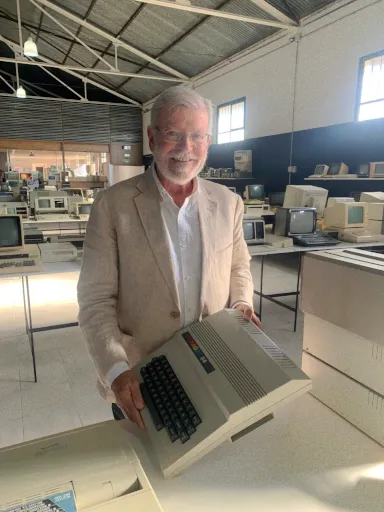 Juan Carlos Rodríguez Ibarra sostiene un ordenador Dragón 32